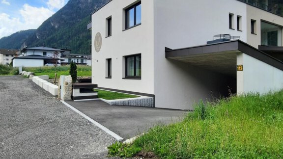 Haus_Einfahrt Tiefgarage - Apart Dorhoam - Umhausen