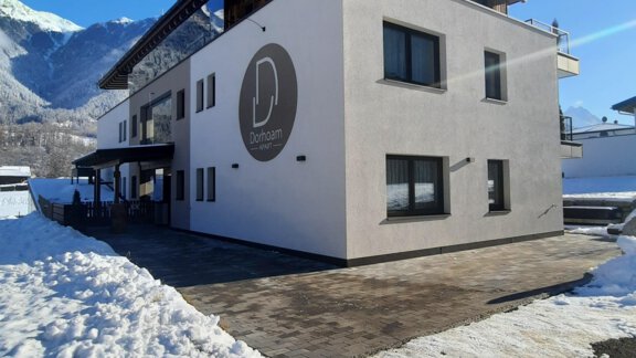 Haus Einfahrt_Winter - Apart Dorhoam - Umhausen