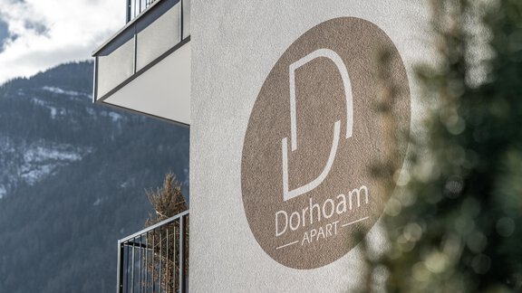 Hauswand mit Logo - Apart Dorhoam - Umhausen