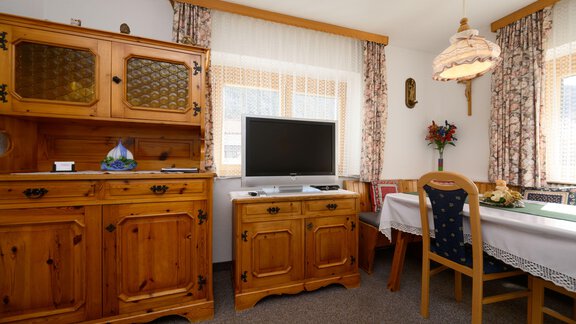 Wohnzimmer mit TV - Apart Martina - Umhausen