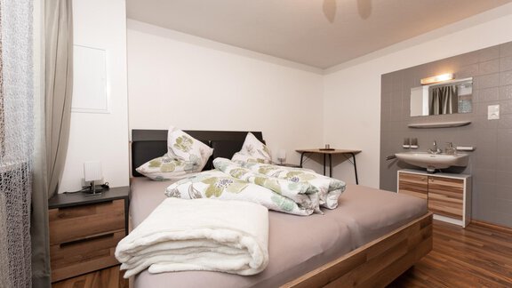 Schlafzimmer 1 mit Waschbecken - Apart Ronja - Umhausen