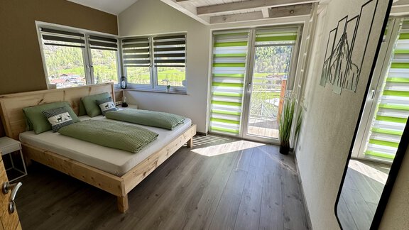 Zimmer mit Zirbenbetten Kleiderschrank und Außenrollos - Appartement Bergglück - Umhausen