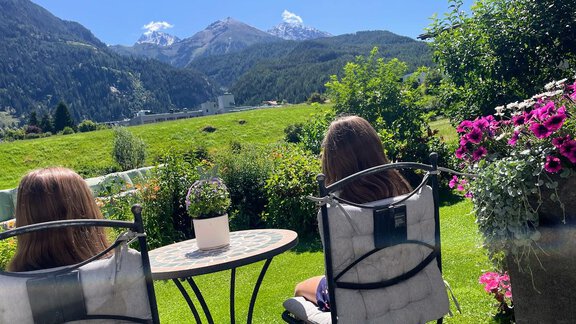 Garten mit Blick in die Bergwelt - Appartement Bergheim - Umhausen