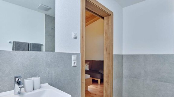 Blick vom Bad ins Doppelzimmer - Appartement Bergkristall - Umhausen