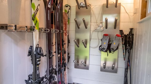 A small room with skis and ski boots on the wall. The room has a simple, well-organized look. - Biancas Ferienwohnung im Haus Roswitha - Umhausen