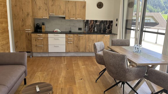 Moderne Wohnung mit einer Holz- und Küchenzeile. Der Essbereich ist elegant eingerichtet und bietet viel Tageslicht. - BLANKA'S Apart Auszeit - Umhausen