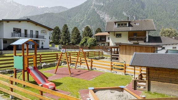 privater Spielplatz - gegenüber vom Chalet - Chalet Waldhart - Umhausen