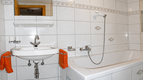 Zimmer Nr. 2 - Bad bearbeitet - Ferienhaus am Spielroan - Umhausen