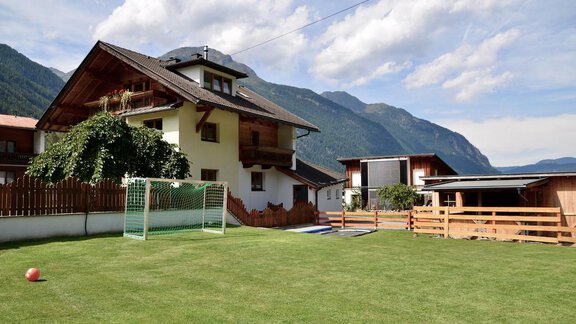 privater Fußballplatz - 5 Gehminuten entfernt! - Ferienhaus Ban Brösign - Umhausen