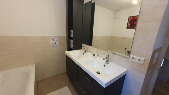 Badezimmer_Waschtisch - Ferienhaus Gerold Grießer - Umhausen