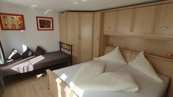 Zimmer_Kleiderschrank begebar - Ferienhaus Gerold Grießer - Umhausen