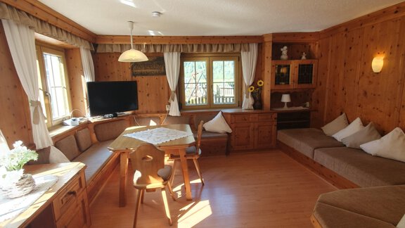 Zirbenstube_Tisch_TV - Ferienhaus Gerold Grießer - Umhausen