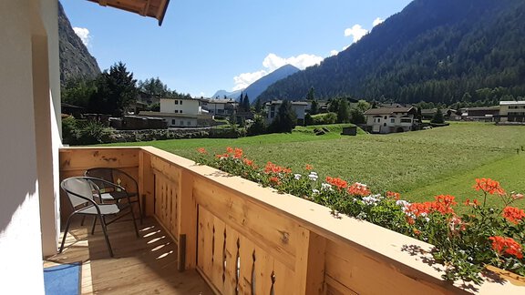 Blick taleinwärts vom 1. Stock - Ferienhaus Haueis - Umhausen