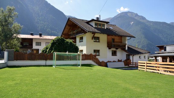 privater Fußballplatz und Spielplatz - Ferienhaus Tirol im Ötztal - Umhausen