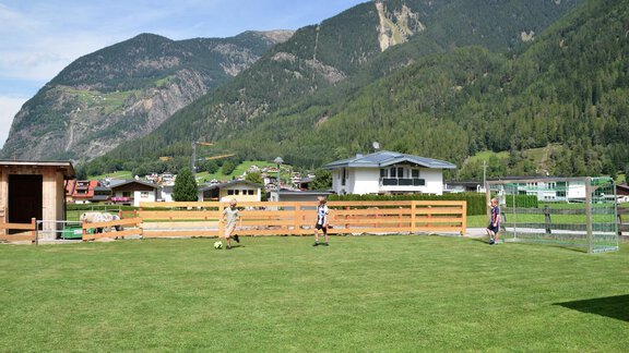 privater Fußballplatz und Spielplatz - Ferienhaus Tirol im Ötztal - Umhausen