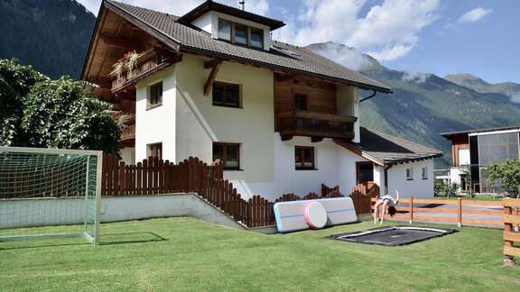 privater Fußballplatz und Spielplatz - Ferienhaus Tirol im Ötztal - Umhausen