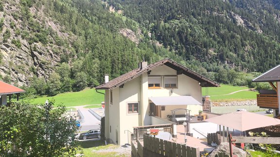 A beautiful house in a picturesque mountain landscape.  
Surrounded by green meadows and wooded hills. - Ferienwohnung Martha - Umhausen