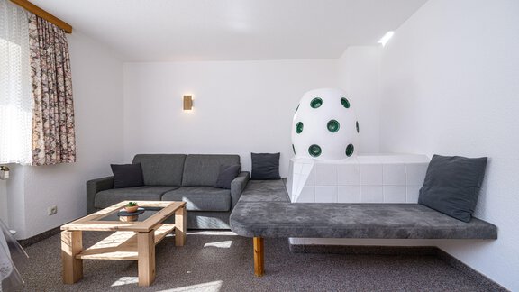 Wohnzimmer mit Bauernofen - Ferienwohnung Martina - Umhausen