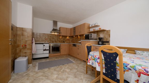 Küche mit Tisch - Ferienwohnung Martina - Umhausen