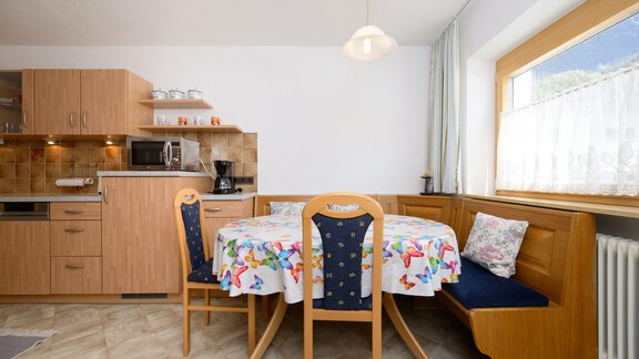 Küche mit Essecke - Ferienwohnung Martina - Umhausen
