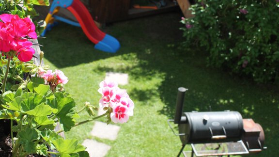 Garten mit Grillmöglichkeit und Spielplatz - Haus Hermine - Umhausen