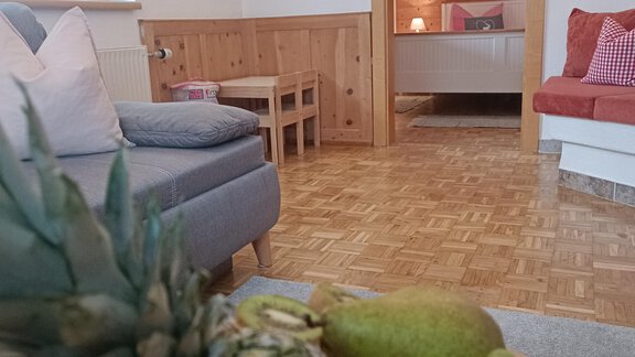 Couchbereich mit blick zum großen Schlafzimmer - Haus Marieus - Umhausen