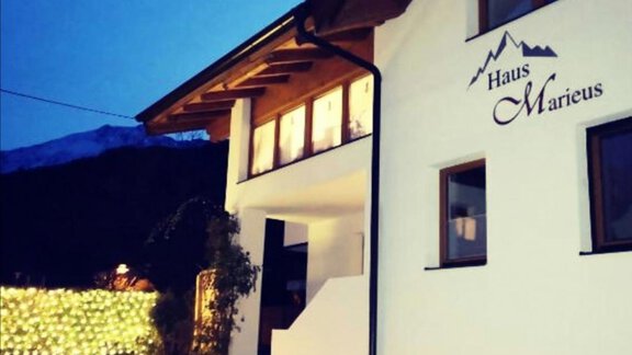 Hausseite Weihnachtlich - Haus Marieus - Umhausen