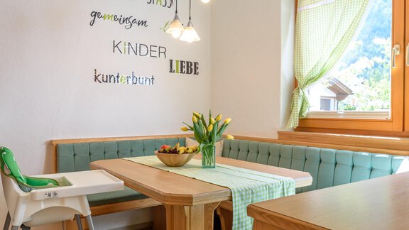 Essbereich mit Kinderstuhl - Haus Marieus - Umhausen