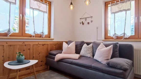 Wohnzimmer mit gemütlicher Couch - Haus Marieus - Umhausen
