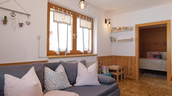 Wohnzimmer Couch mit Blick in das große Wohnzimmer - Haus Marieus - Umhausen