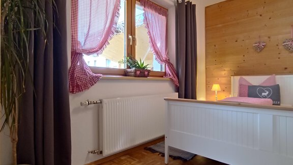 Großes Schlafzimmer mit Abdunklungsvorhänge - Haus Marieus - Umhausen