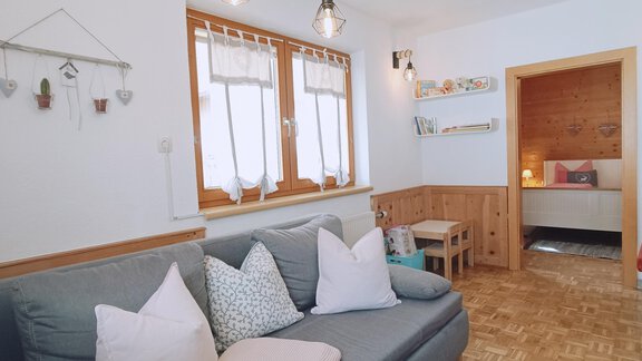 Wohnzimmer mit Blick in das große Schlafzimmer - Haus Marieus - Umhausen