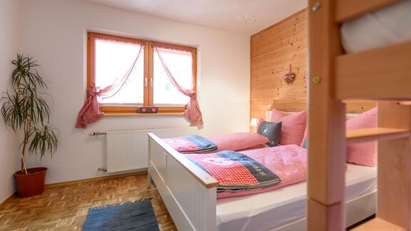 Schlafzimmer mit Blick in den Gartnen - Haus Marieus - Umhausen