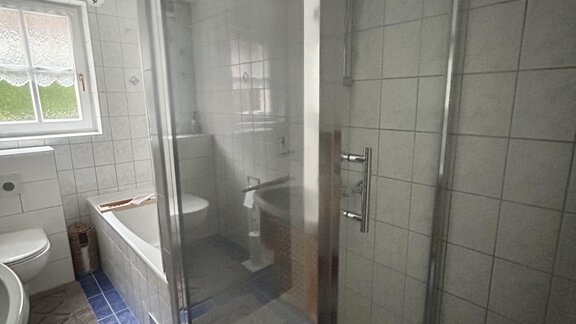 Badezimmer mit Badewanne und Dusche - Landhaus Ostermann - Umhausen