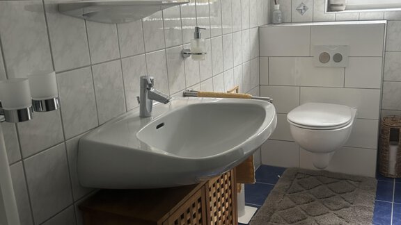 Badezimmer mit WC, Badewanne und Dusche - Landhaus Ostermann - Umhausen