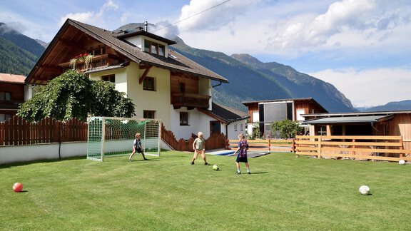 privater Fußballplatz - 5 Gehminuten entfernt! - Landhaus Waldhart - Umhausen