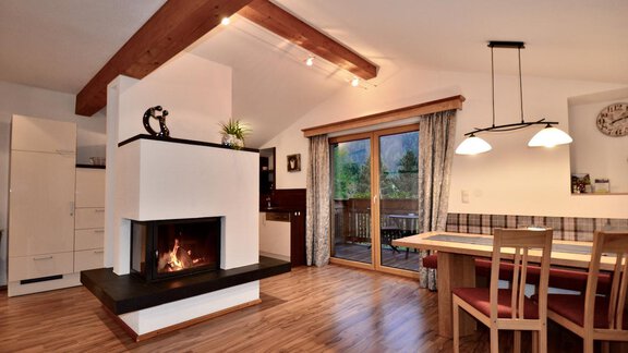 1Strahlkogel_Kamin_Essbreich_offenes_wohnen - Landhaus Waldhart - Umhausen