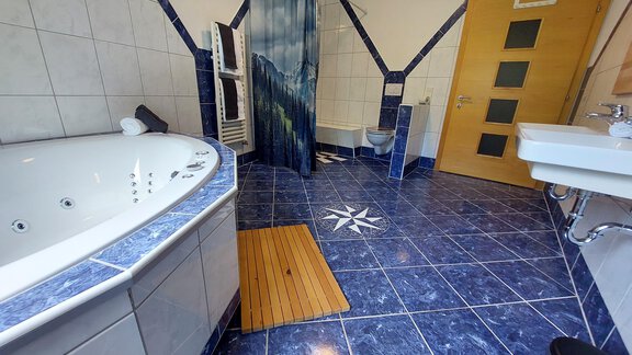 großes barrierefreies Badezimmer - Mandla`s Hoamat - Umhausen