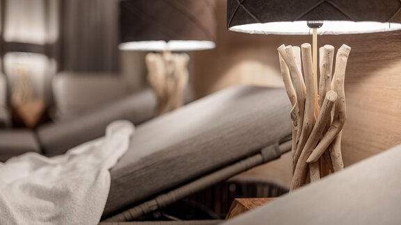 Ein gemütlicher Raum mit modernen Liegen und stilvollen Lampen aus Naturmaterialien. Weiche Textilien und warmes Licht schaffen eine entspannende Atmosphäre. - MYALPS Ötztal - Umhausen