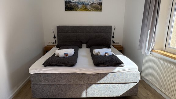 Schlafzimmer mit Boxspringbett - Oetztal Auszeit Top 7 - Umhausen