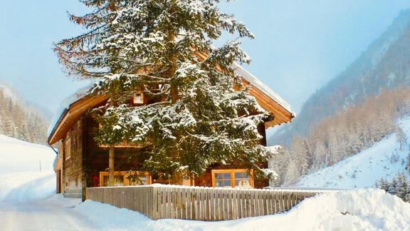 A charming wooden house surrounded by snow-covered trees and mountains. The snow-covered path leads to the house in an idyllic winter landscape. - Haus Freistabl - Vent