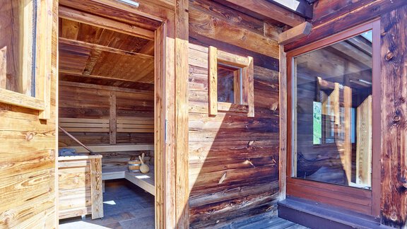 A cozy wooden cabin with large windows. The interior features a sauna and a relaxing atmosphere. - Hotel Vent - Vent