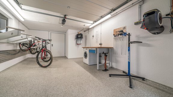 A modern equipped garage with space for bicycles and tools. The room is bright and well-organized. - Garni Ötztal ROOMS & APARTS - Zwieselstein
