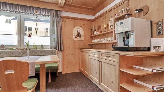 Kitchen in a rustic wood style with a coffee machine and beautiful decoration. A table with chairs provides a cozy spot to linger. - Haus Sonnschein - Zwieselstein
