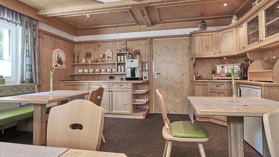A cozy room with wooden furniture and a modern coffee machine. The walls are light and provide a pleasant atmosphere. - Haus Sonnschein - Zwieselstein