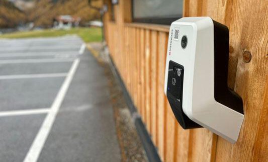 A modern access system on a wood facade. In the background, a parking lot can be seen. - Hochstatt Appartements - Zwieselstein