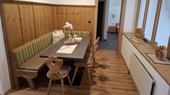 A cozy dining area. - Landhaus Alpenjäger - Zwieselstein