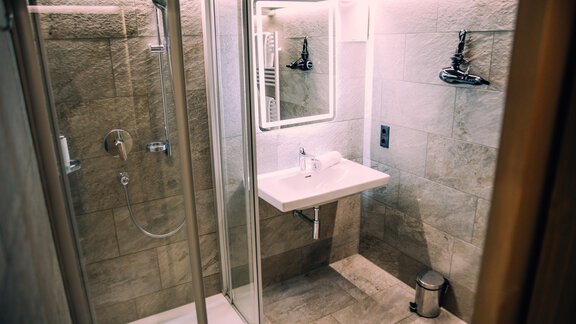 Dusche, Waschbecken 1. Stock - Landhaus im Grüne - Zwieselstein