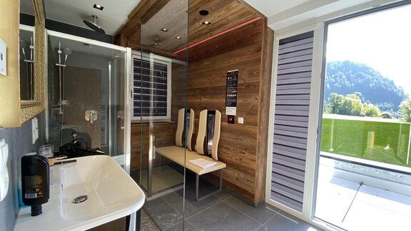 Badezimmer mit Infrarotsessel - Ötztal Residenz - Haiming
