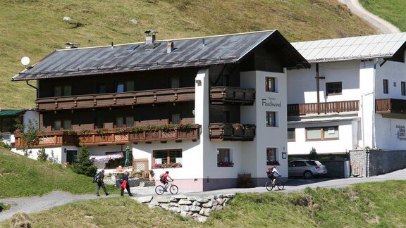 A cozy inn in the mountains with balconies and surrounded by green nature. Cyclists enjoy the picturesque landscape. - Pension Ferdinand - Hochsölden